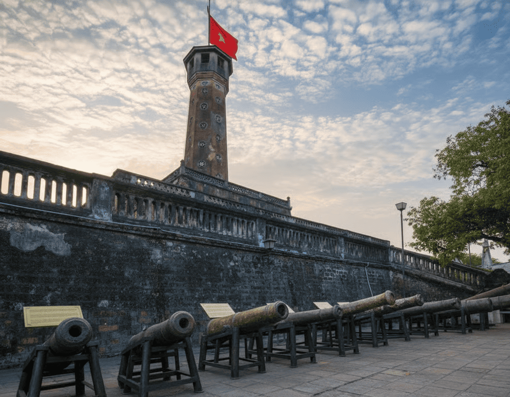 Cột cờ Hà Nội đã trải qua hơn 2 thế kỷ chứng kiến mọi thăng trầm và lịch sử hào hùng của dân tộc